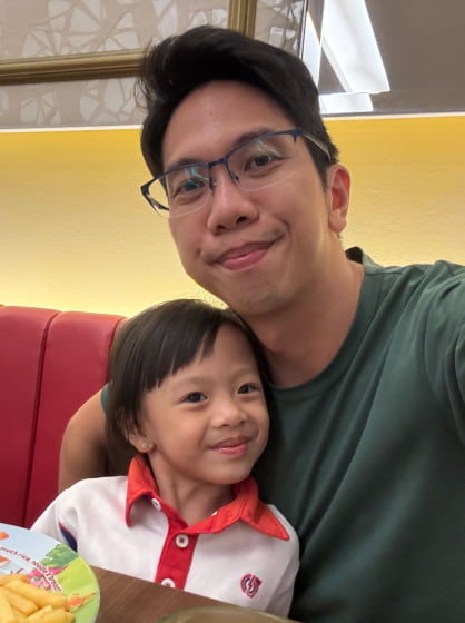 Edmund and his daughter in a restaurant